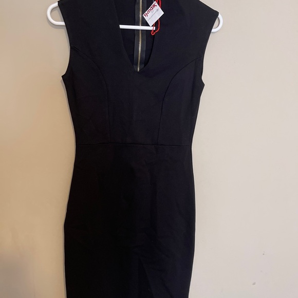 Elegant Black Sleeveless Dress - Picture 3 of 3